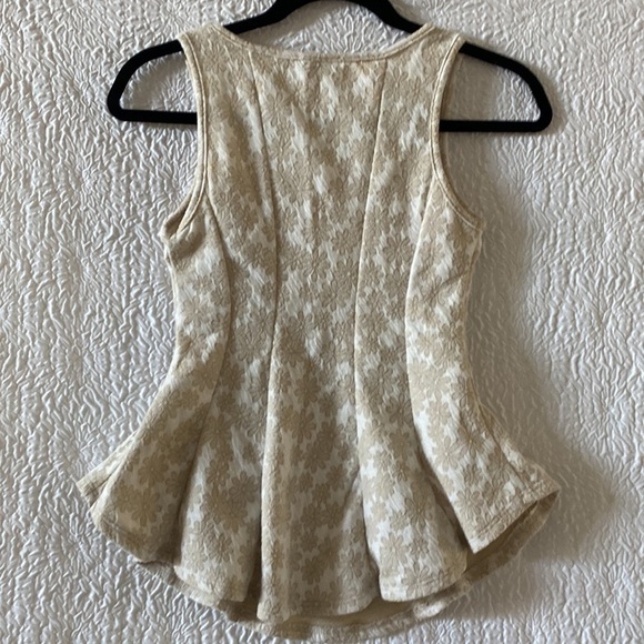 Neblina By Urban Episode Floral Print Sleeveless Scoop Neck Peplum Tank - Picture 2 of 4